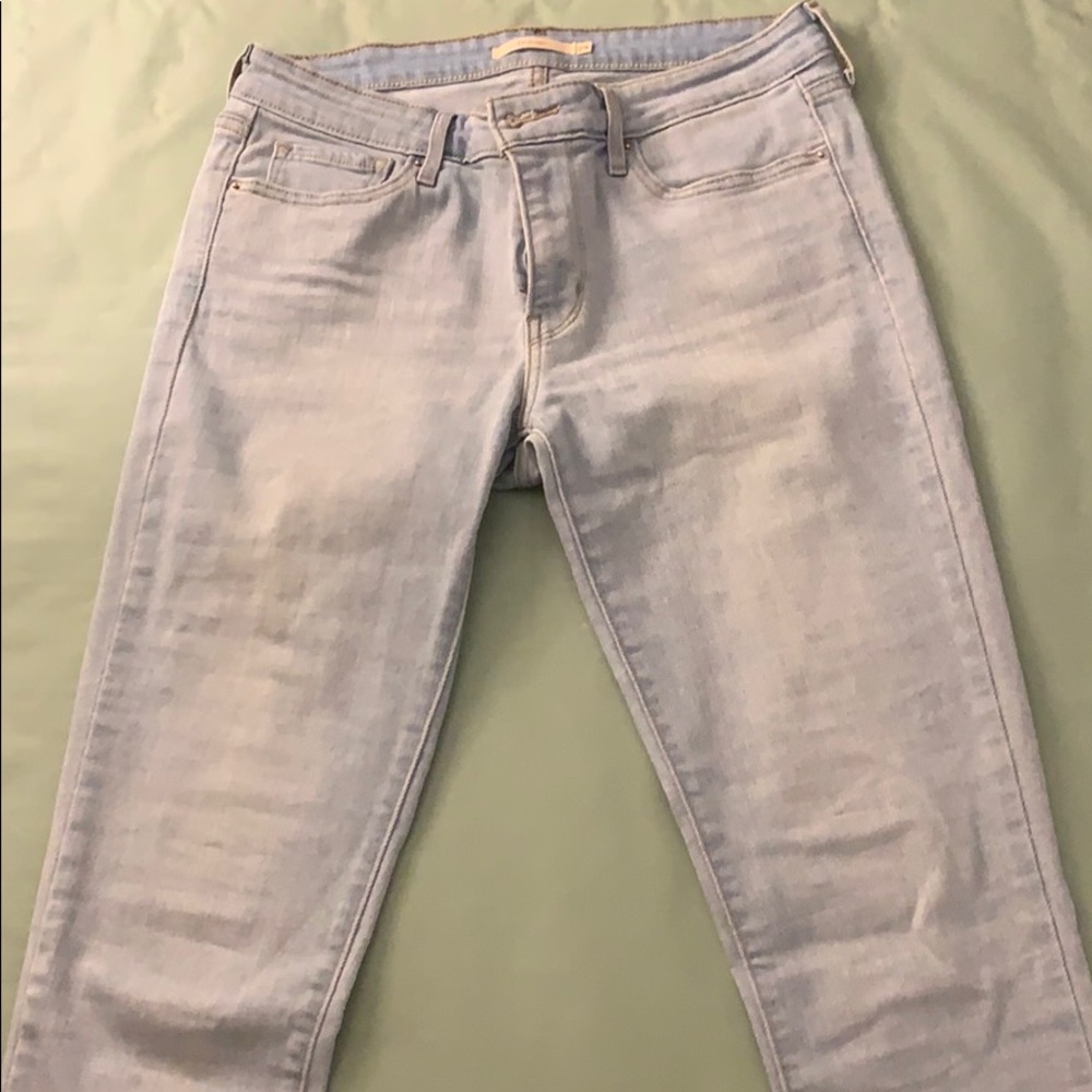 Light wash 711 Levi’s skinny jeans!